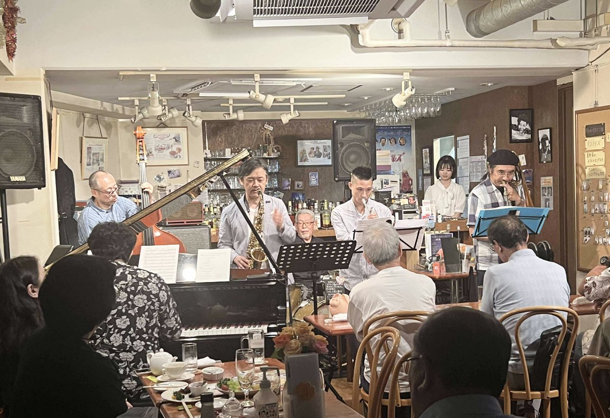 akanetabata's tweet image. 名ドラマー諸田富男さんの喜寿のお祝いで、ジャズボーカル時代の仲間と15年ぶりくらいの再会!そして六重奏団のファンキーなサウンドに酔いしれた。さちこママのご飯は安定の美味しさ。たまにしか来れなくても常連さんのように迎えてくれるあたたかい場所♡
そんなここは、高田馬場サニーサイド。