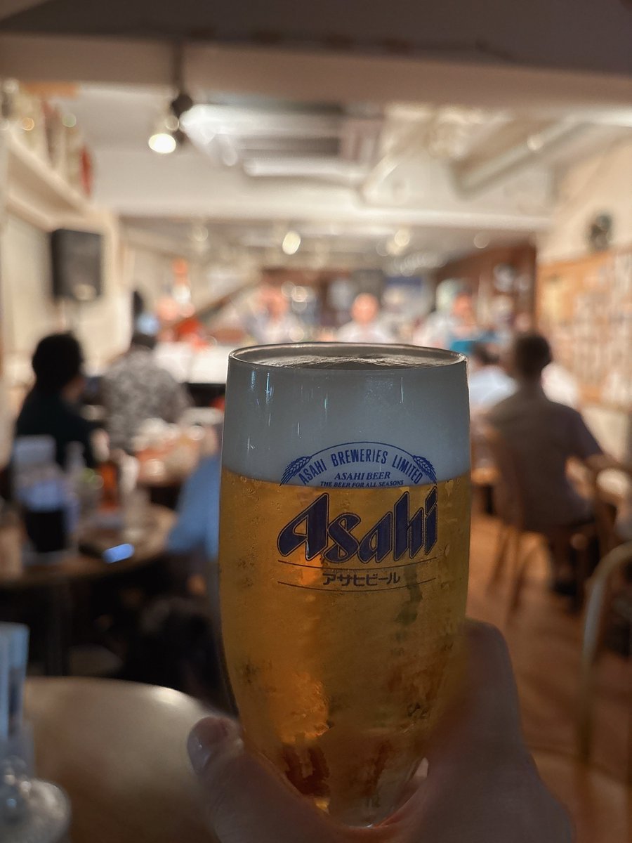 akanetabata's tweet image. 名ドラマー諸田富男さんの喜寿のお祝いで、ジャズボーカル時代の仲間と15年ぶりくらいの再会!そして六重奏団のファンキーなサウンドに酔いしれた。さちこママのご飯は安定の美味しさ。たまにしか来れなくても常連さんのように迎えてくれるあたたかい場所♡
そんなここは、高田馬場サニーサイド。