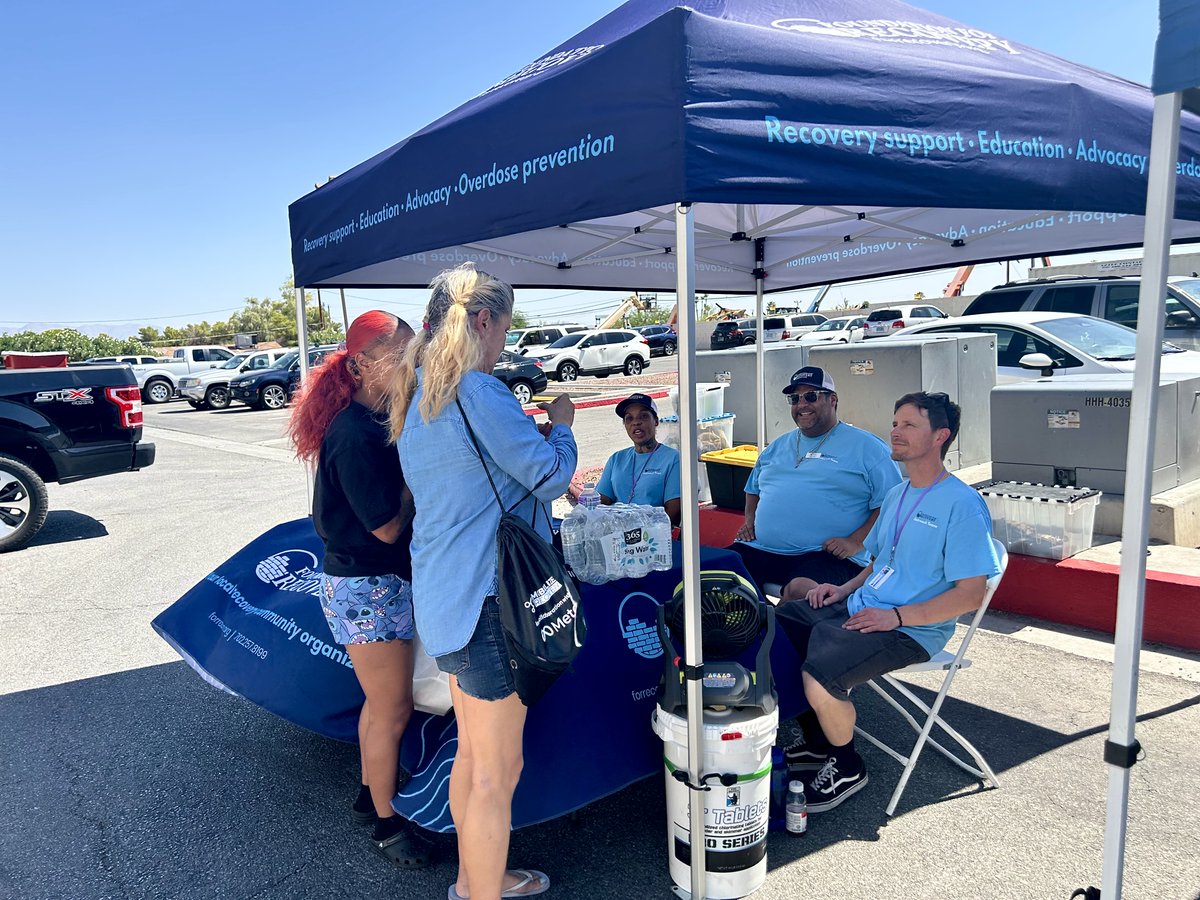 This #MemoryMonday we remember last week when we joined with community partners to help the residents of Kensington Suites officially kick off the summer with the re-opening of their pool. Food, resources, giveaways, and more helped make this a fun event for all. 

#LVMPD