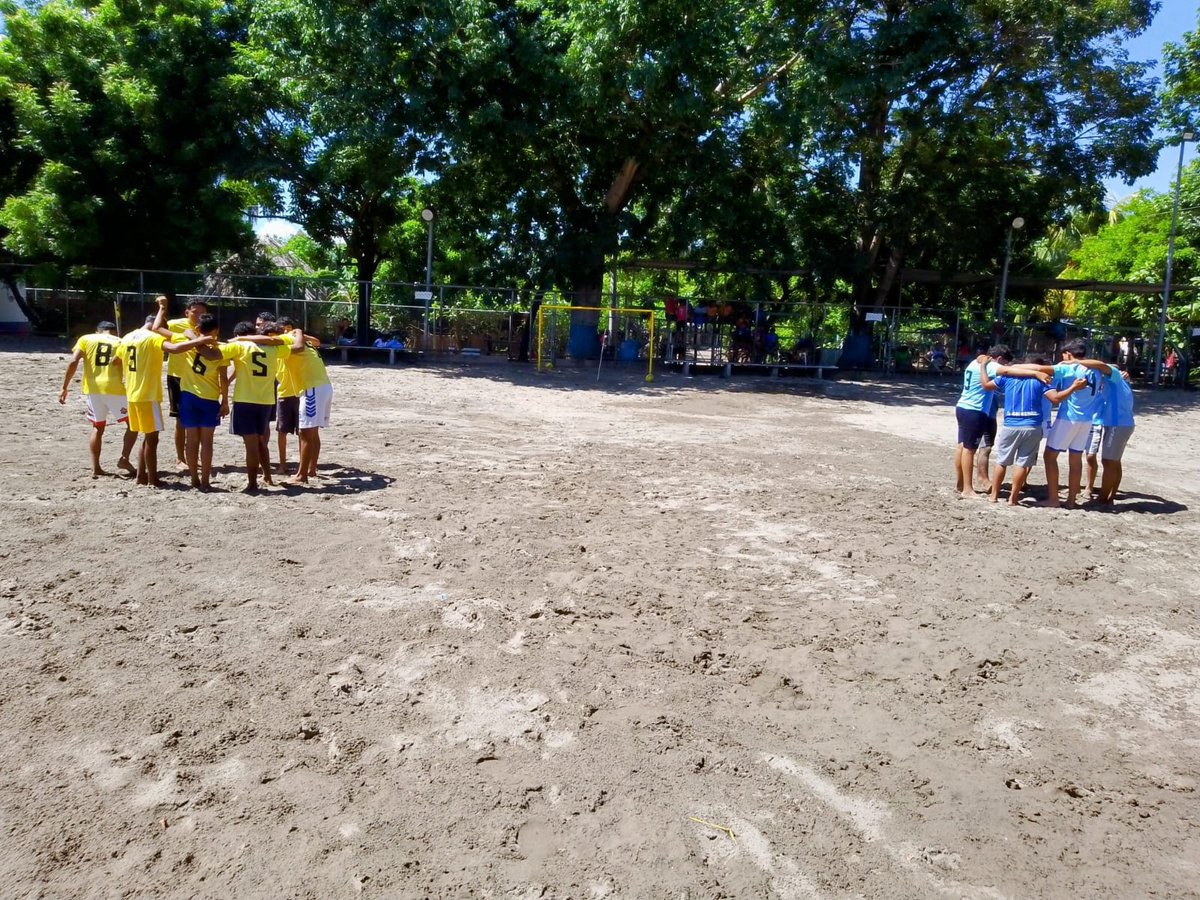 Bitcoinpirraya's tweet image. Haci inicia otra jornada de buen fútbol playa ⚽ en isla la pirraya 🏝 y los niños y jóvenes lo hacen de la mejor manera agradeciéndole a Dios con una Oración 🙏esto refleja el buen trabajo que se está realizando dentro y fuera de la cancha de fútbol playa.
@Bitcoinbeach
⚡⚡👌