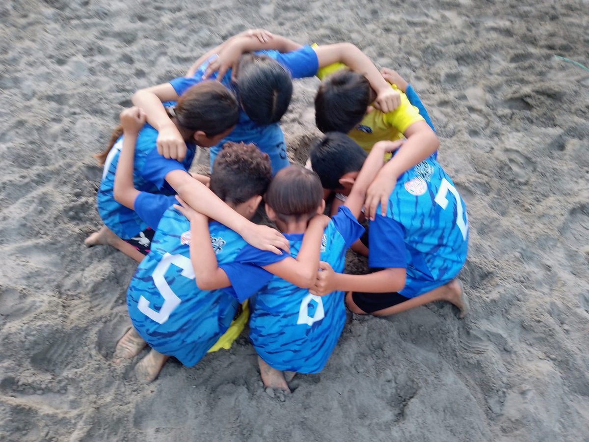 Bitcoinpirraya's tweet image. Haci inicia otra jornada de buen fútbol playa ⚽ en isla la pirraya 🏝 y los niños y jóvenes lo hacen de la mejor manera agradeciéndole a Dios con una Oración 🙏esto refleja el buen trabajo que se está realizando dentro y fuera de la cancha de fútbol playa.
@Bitcoinbeach
⚡⚡👌