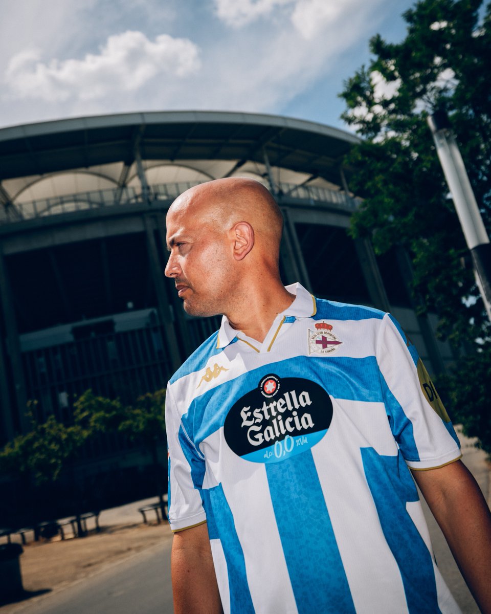 RCDeportivo's tweet photo. 𝐈𝐝𝐞𝐧𝐭𝐢𝐝𝐚𝐝𝐞 𝐞 𝐓𝐫𝐚𝐝𝐢𝐜𝐢𝐨́𝐧

🆕 A nosa primeira pel da tempada 25-26 xa dispoñible nas DéporTiendas e online.

#LevamosAHistoriaMiramosAoFuturo https://t.co/BXc0RKy9ZF