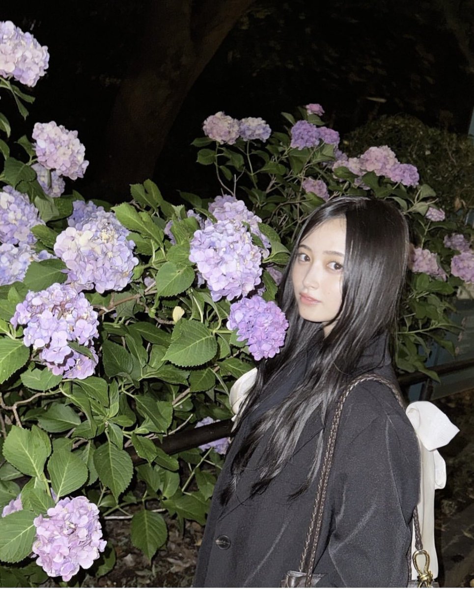 紫陽花の色は、早くも褪せ始めている。
和が着ている黒い上着も、
この気温には不似合いかもしれない。
湿気に満ちた梅雨が明け、
高い気温と入道雲が支配する夏が訪れれば、
僕と和の過ごす時間はもう…

もし僕が、この紫陽花のように
和の側で咲き続けられるのなら
僕はもう、何もいらない
#写楽短