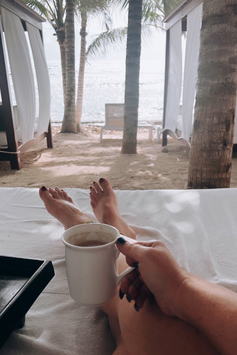 FATT__CO's tweet image. Monday morning coffee… 
just hits different when you’re sipping
it on a beautiful beach. 🏖️☕️ 
If you could wake up anywhere and 
enjoy your first cup, where would it be?