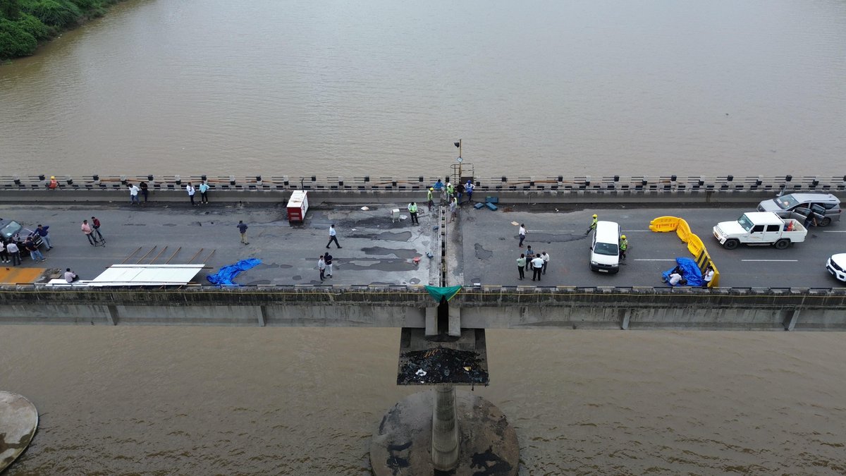 InfoSuratGOG's tweet photo. #RoadRepairing #RoadResurfacing #GujaratRain #Monsoon2025 #surat #RoadRepair #FixTheRoads #suratroad #bridgerepair #kamrej #tapiriverbridge
@KanuDesai180 @mukeshpatelmla @prabhunvasava https://t.co/jFMBFSnMsz