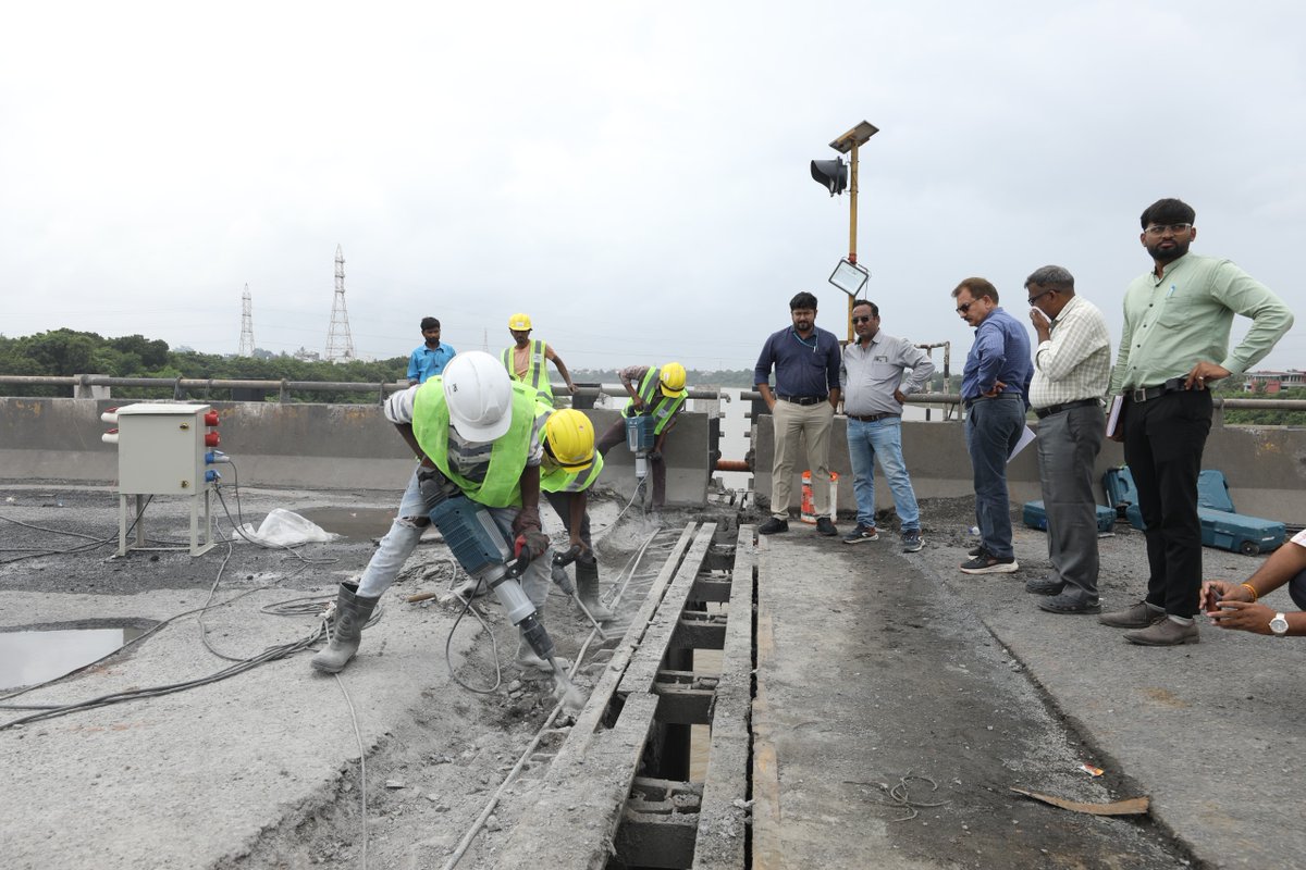 InfoSuratGOG's tweet photo. #RoadRepairing #RoadResurfacing #GujaratRain #Monsoon2025 #surat #RoadRepair #FixTheRoads #suratroad #bridgerepair #kamrej #tapiriverbridge
@KanuDesai180 @mukeshpatelmla @prabhunvasava https://t.co/jFMBFSnMsz