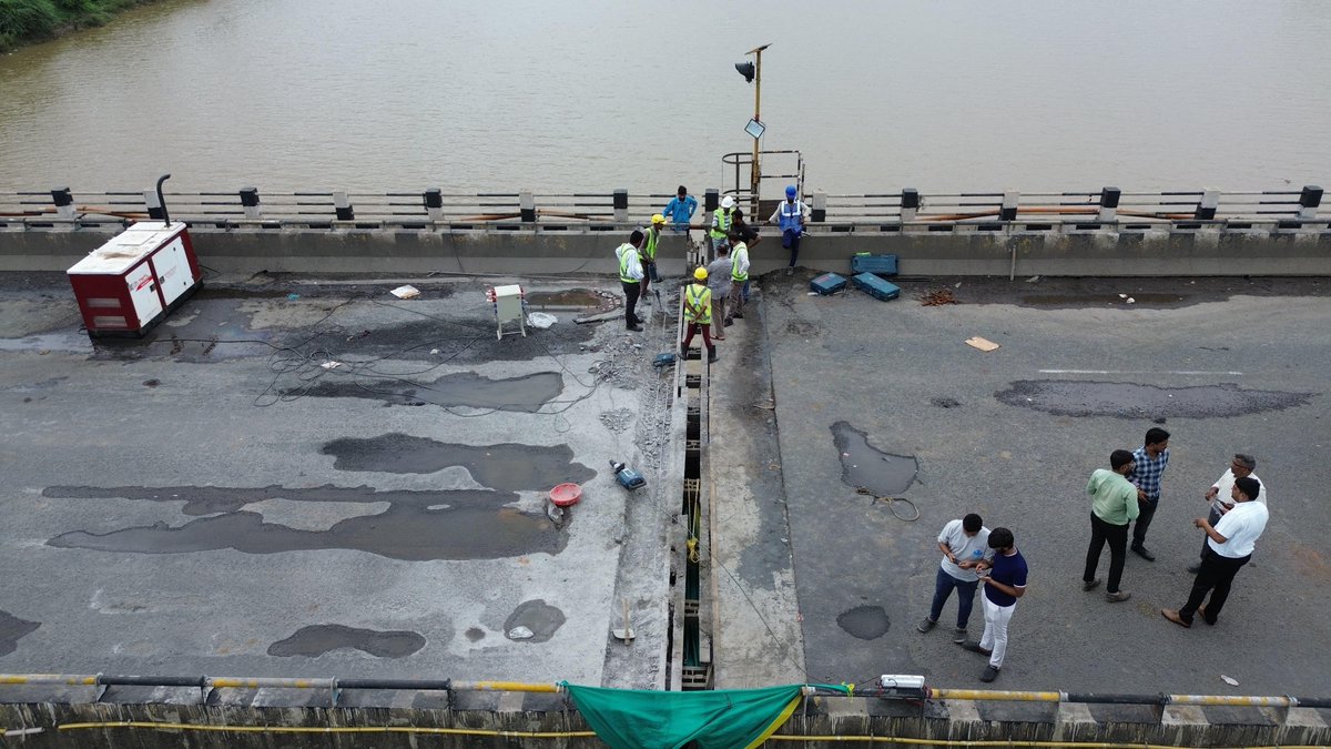 InfoSuratGOG's tweet photo. #RoadRepairing #RoadResurfacing #GujaratRain #Monsoon2025 #surat #RoadRepair #FixTheRoads #suratroad #bridgerepair #kamrej #tapiriverbridge
@KanuDesai180 @mukeshpatelmla @prabhunvasava https://t.co/jFMBFSnMsz