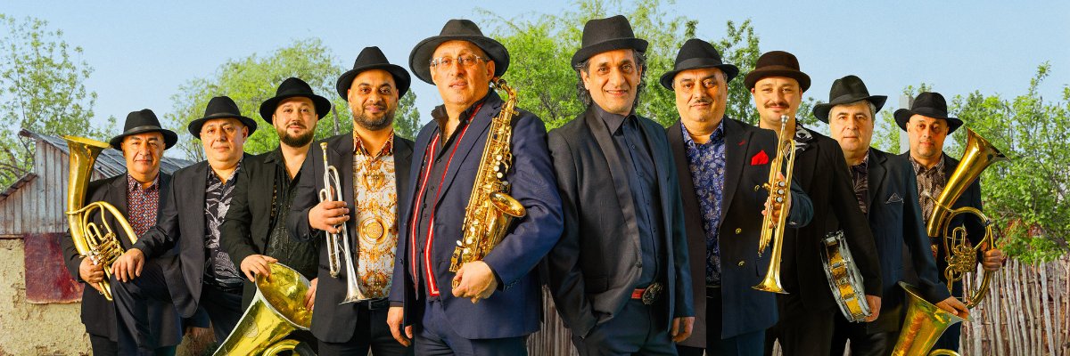 La banda de viento romaní Fanfare Ciocărlia llevará este jueves, 16 de julio, la música balcánica al anfiteatro exterior del Centro Botín, en Santander.

Será su única parada en España dentro de su gira internacional Jump Around Tour.

📸 Fundación Botín