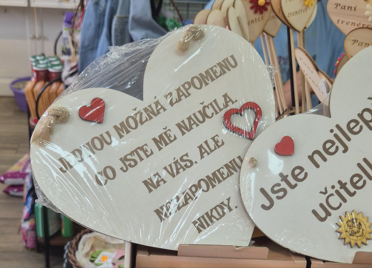 KacenMates's tweet image. Kdyby měla dárek dostat češtinářka, vypadalo by to, jako by obdarovatel už teď zapomněl, co ho naučila.