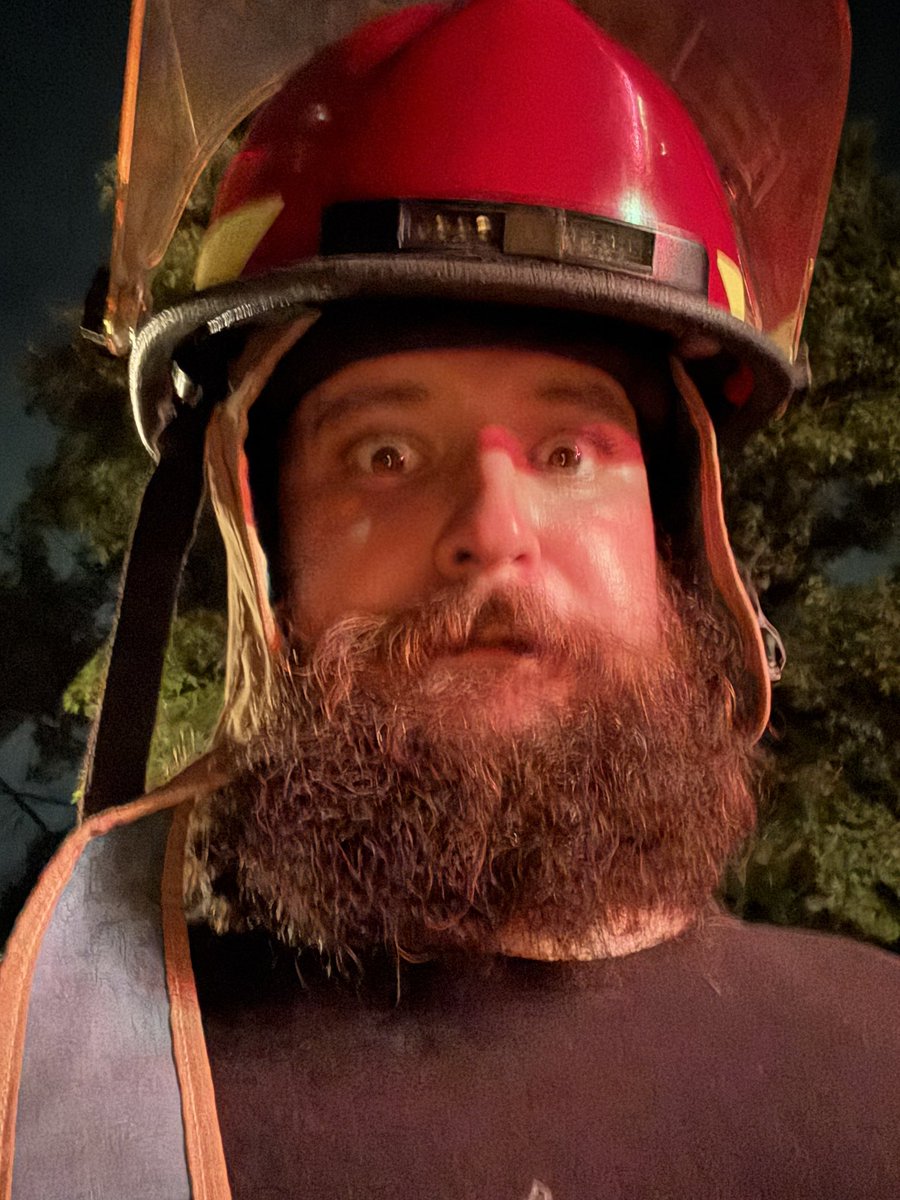 Puck_Wx's tweet image. When you were at your buddies Fourth of July party and don’t trust them shooting off aerial pyrotechnic devices!