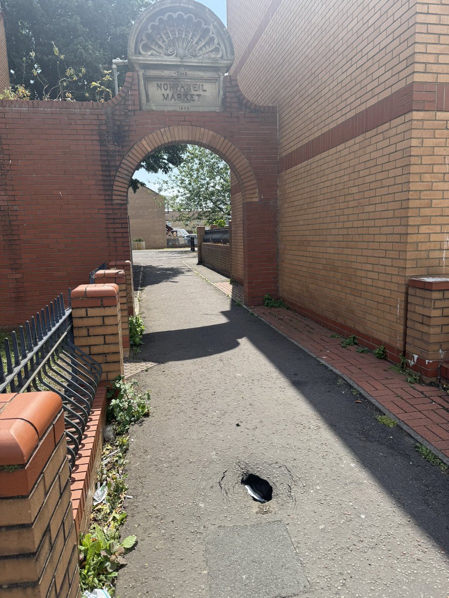 jlewr's tweet photo. @cardiffcouncil Hi there, pretty dangerous sinkhole has appeared. It's the path from James Street to Louisa Place in the bay. Deep enough to be a few inches - I'm worried someone could trip / a child could catch their foot in it.

Diolch https://t.co/9IS8PwWObx