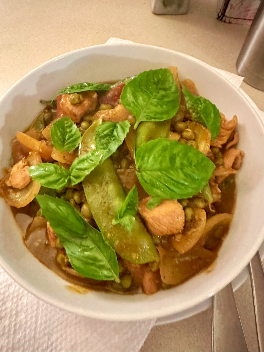 LisaAlesci's tweet image. Been busy recently, so finally posting dinner from last couple of nights.
Pork medallions Marsala over creamy mashed spuds with asparagus, and a SE Asian style curry. 😋👍