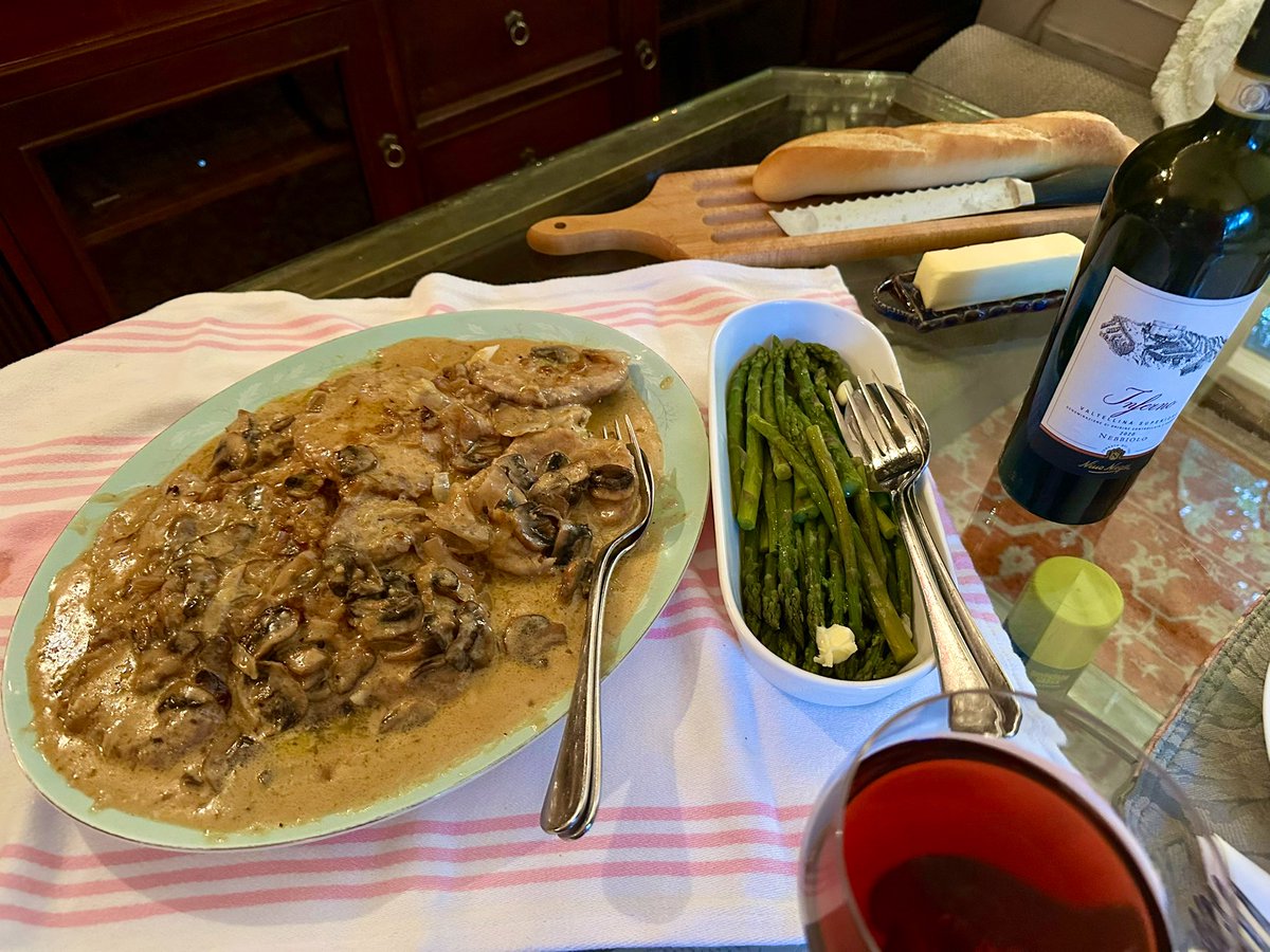 LisaAlesci's tweet image. Been busy recently, so finally posting dinner from last couple of nights.
Pork medallions Marsala over creamy mashed spuds with asparagus, and a SE Asian style curry. 😋👍