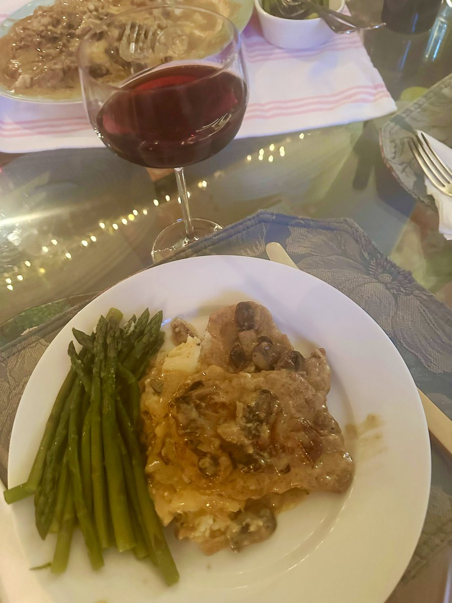 LisaAlesci's tweet image. Been busy recently, so finally posting dinner from last couple of nights.
Pork medallions Marsala over creamy mashed spuds with asparagus, and a SE Asian style curry. 😋👍