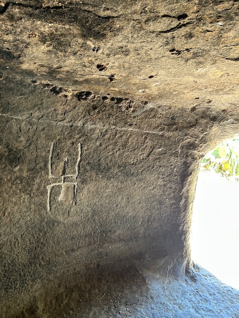 ItalianAcademy's tweet image. This week, UNESCO&apos;s Heritage list added the grave sites called &quot;domus de janas&quot;—​&amp;amp; Barbara Faedda (Academy&apos;s Exec. Director) visited the &apos;Sas Concas&apos;​ domus de janas w/ archaeologist Consuelo Moro.
(In the Academy&apos;s Sardinia Cultural Heritage Project tinyurl.com/SardiniaHerita…)