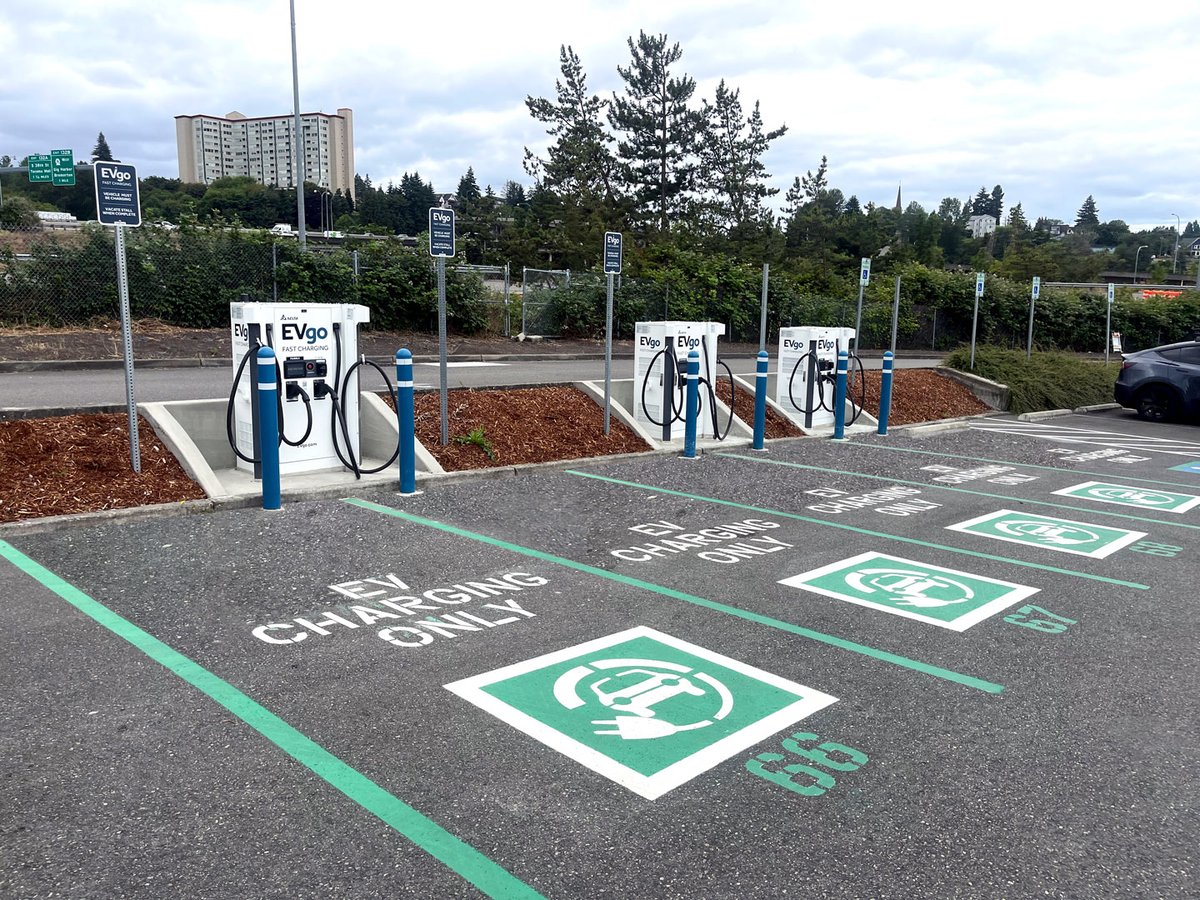 evgonetwork's tweet image. A visit to LeMay – America’s Car Museum in Tacoma, WA just got even better with upgraded charging. Through EVgo ReNew, we replaced 2 older 50 kW chargers with 3 new 100 kW fast chargers. More power, same great location.
