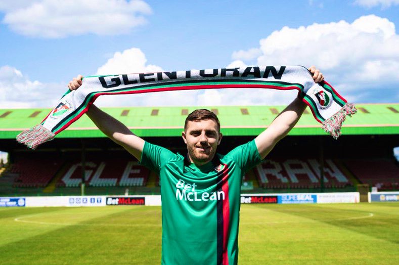 Ryan Cooney ✍️ Glentoran

The right-back with over 200 EFL appearances to his name joins following his departure from Crewe Alexandra.

#Glentoran • #IrishLeague