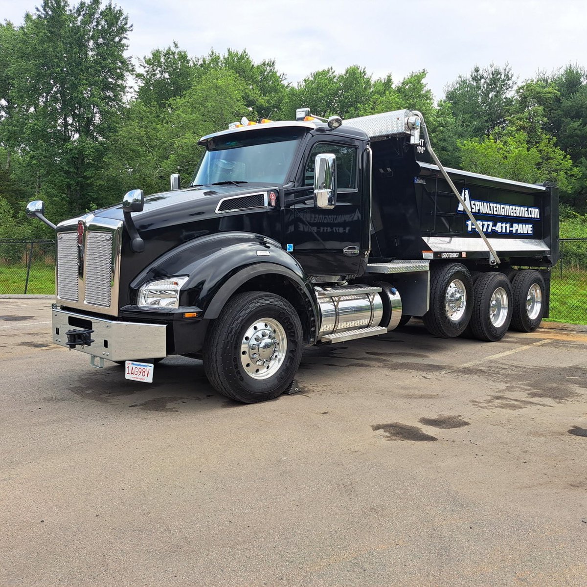 Fresh wheels on the road! 🚛 Asphalt Engineering just added 6 brand-new Kenworth T880s to modernize and unify their fleet. Thanks for choosing #KenworthNE — here’s to the road ahead!