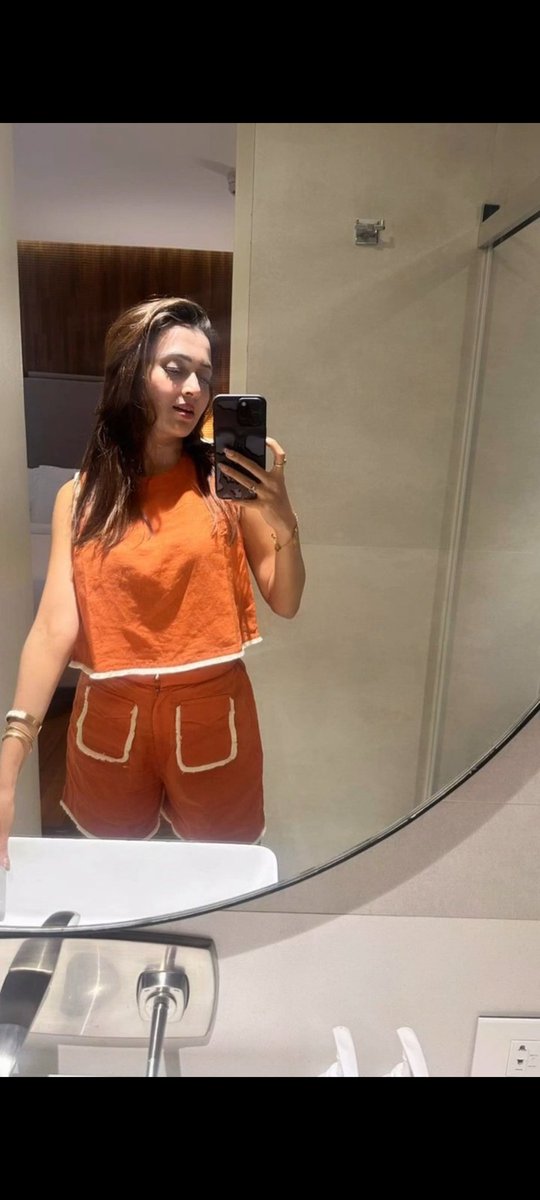 tejrankanika11's tweet photo. Tejupieeeeee Mirror Selfie 😘❤️

#TejasswiPrakash #TejRan #TejRanFam https://t.co/qgzxairESW