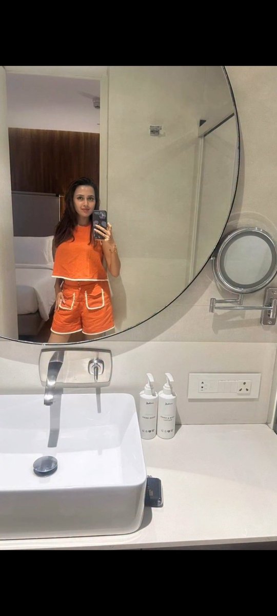 tejrankanika11's tweet photo. Tejupieeeeee Mirror Selfie 😘❤️

#TejasswiPrakash #TejRan #TejRanFam https://t.co/qgzxairESW