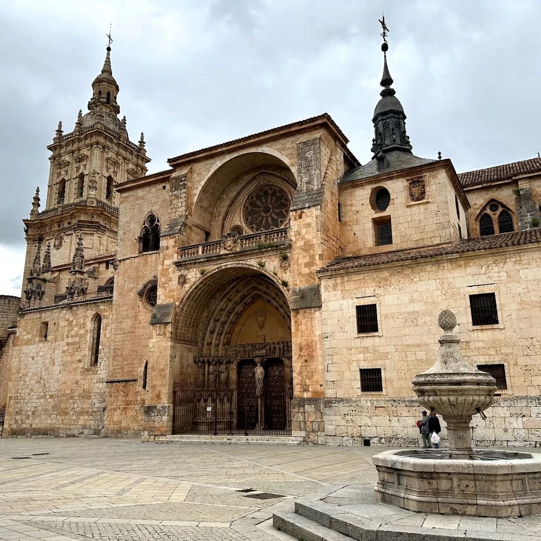 ⛪ ¿Conoces la Catedral de El Burgo de Osma? De origen románico (1101), reúne siglos de arte gótico, renacentista y barroco. Descubre su claustro, torre, el Beato de 1086 y el museo de arte sacro. Frente al río Ucero, es una joya imprescindible.
#SoriaNiTeLaImaginas