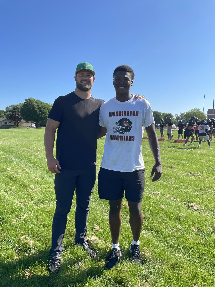 Dveyoun11's tweet image. Great having Nate garry at practice today  @HuskerFootball @WHS_Fball #GBR 🔴⚪️☠️