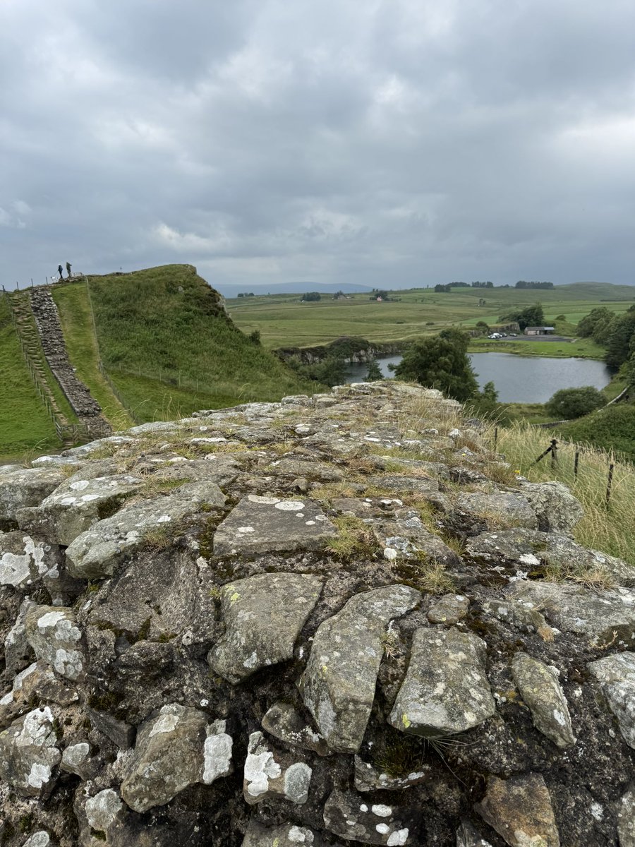 olive_blacklab's tweet image. Been to check out Hadrians Wall between heavy showers great sniffs ancient and modern 🤣