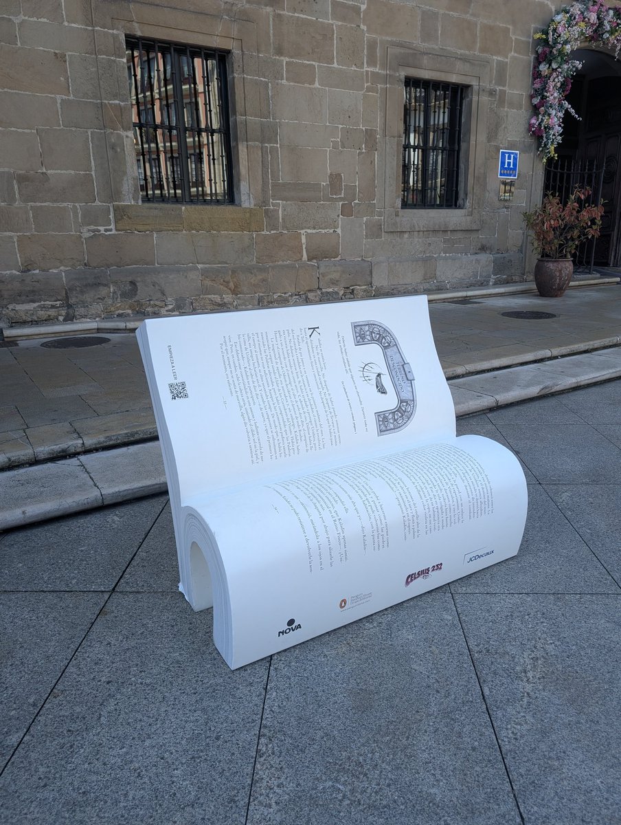 Em comemoração à ida de Brandon Sanderson ao evento Celsius 232, na Espanha, foi instalado um banco temático de Wind and Truth!