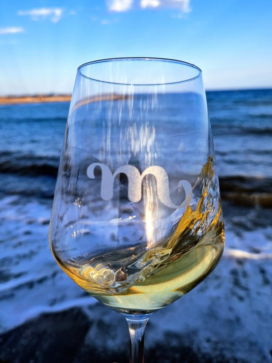 L'estiu és perfecte per gaudir dels petits moments, de la pausa. ✨ 

Per trencar la rutina no necessites molt més que apropar-te a un raconet de la platja i gaudir d'una copa de vi blanc fresc amb els teus! 🥂 

Quins són els teus petits moments preferits de l'estiu? Et llegim!