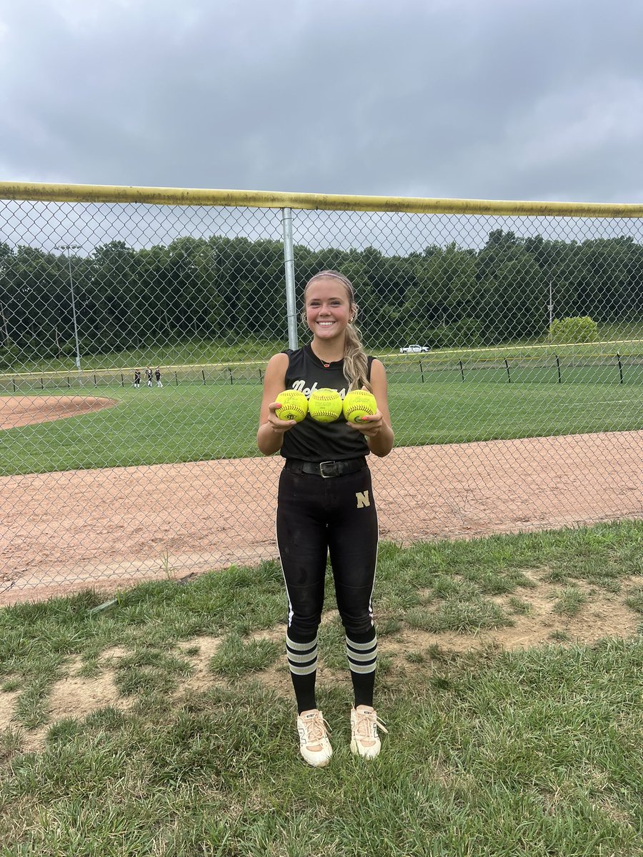8-5 win to start TC Nationals in St. Louis against a very talented Texas Glory team. Huge shoutout to Abby Dinkelman for leading the way with THREE homeruns and multiple diving plays!!! Looking forward to a fun week! #rollgold #hattrick