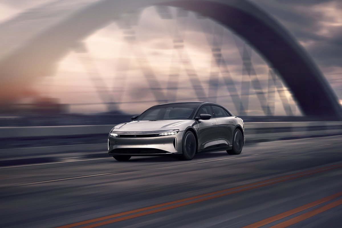 LucidOasis's tweet image. The Lucid Air continues its run as America’s #1 best-selling large luxury sedan in Q2 2025, outselling every competitor in its class, according to Cox Automotive data:

• Lucid Air: 2,630
• Tesla Model S: 1,435
• Porsche Taycan: 1,064
• BMW i7: 820
• Mercedes EQS: 498

$LCID