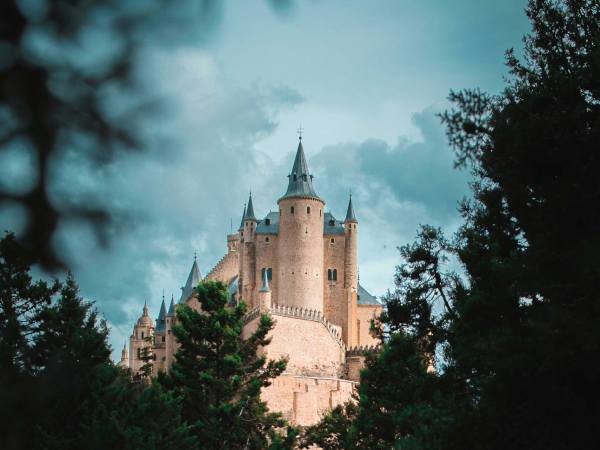 Desde el Alcázar de Segovia hasta la Selva de Irati, España ofrece escenarios de cuento ideales para quienes buscan sentir la magia en sus viajes 🏰

¿Quieres conocer más acerca de ello?
👉tourspain.es/es/b2b/espana-…

#VisitaEspaña #TurismoRuralEspaña
#VacacionesEnEspaña