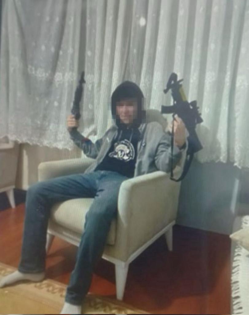 guntulupusatt's tweet photo. Ahmet’i planlayarak öldürmüşler! Bunlara ssç diyenin ya aklı eksiktir ya da bu suça ortaktır!! Çete bunlar, çete!!!
Bugün açıklanan raporla birlikte her şey ortaya çıktı. Ahmet’e ilk saldırı Kadıköy Bit Pazarı’nın üstündeki parkta olmuş. 4’ü birden ordaymış, birlikte ateş yakıp oturmuşlar. Tesadüf falan değilmiş bu, beklemişler, görmüşler, saldırmışlar!!ve sonra ne yapmışlar biliyor musunuz? Ahmet’i öldürdükten tam 50 dakika sonra metrobüste gülerek, eğlenerek, selfie çekmişler! İçimiz parçalanıyor, elim ayağım titriyor sinirden!
Bunlar sıradan bir cinayet işlemedi, BUNLAE ÇETE!Organize, planlı, topluca, bir cana kast etmişler!! Bu sözde çocuk olan cami çete mensupları yetişkin gibi yargılansın! Emsal karar çıksın!Hatta ne 24 yılı bunların müebbet alması şŞART!!Kahkahalarla katledilen bir gencecik can için başka türlü adalet olmaz.OLAMAZ!
Ahmet için GERÇEK BİR ADALET istiyoruz.
Katil 4 kişi ve hepsi aynı cezayı alana kadar susmayacağız! ASLA SUSMAYACAĞIZ!!
Yalnız değiliz, çokuz!! 
#MattiaAhmetMinguzziicinadalet