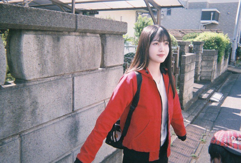 「さぁ、行こっか」
僕らは同時に実家を出ることになった。
田舎にありがちな
無駄に長いブロック塀に囲まれた玄関を出て
夜行バス乗り場へ向かう。

兄妹として長らく一緒にいた僕らも
東京に着けば、違う関係性へ。

「不安」の二文字がない訳じゃない。
それでも史緒里と2人なら、大丈夫。
#写楽短