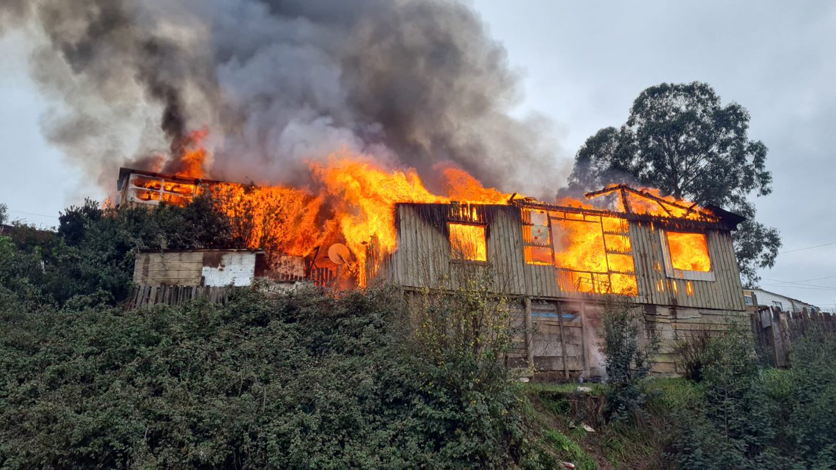 ARECONSTITUCION's tweet photo. Bomberos de Constitución trabajan en segunda alarma de incendio estructural sector La Variante. https://t.co/z2KyzikQJs