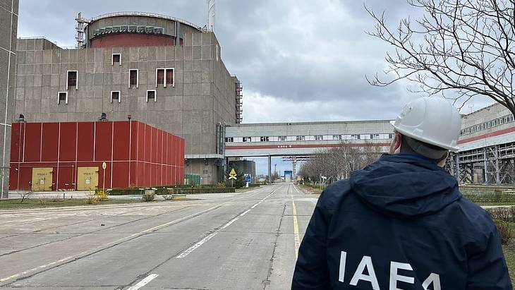 .@IAEAorg Director General Rafael Mariano Grossi has reported that the agency's experts at Zaporizhzhia #Nuclear Power Plant heard "hundreds of rounds of small arms fire" for about an hour on Saturday evening tinyurl.com/yfx9jw66