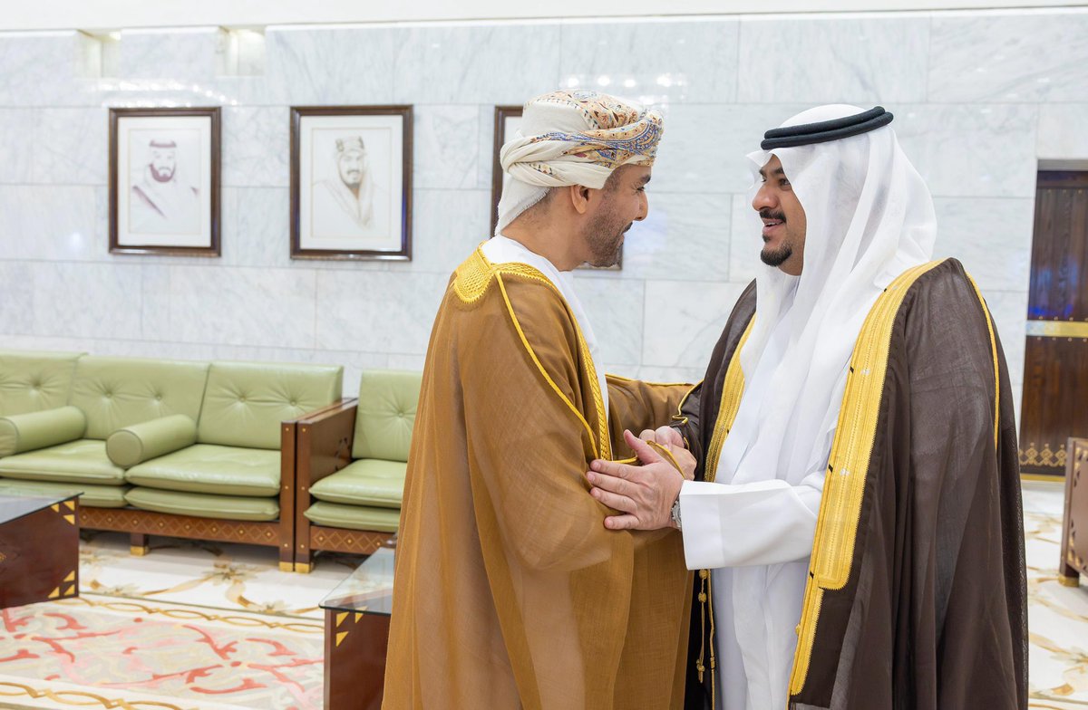 OmanEmbassyKSA's tweet image. التقى سعادة السفير السيد نجيب بن هلال بن سعود البوسعيدي رئيس البعثة بصاحب السمو الملكي الأمير محمد بن عبدالرحمن آل سعود نائب أمير منطقة الرياض.
جرى خلال اللقاء تبادل الأحاديث الودية، واستعراض العلاقات الثنائية بين البلدين الشقيقين.
حضر اللقاء المستشار خالد بن ناصر الحوسني.