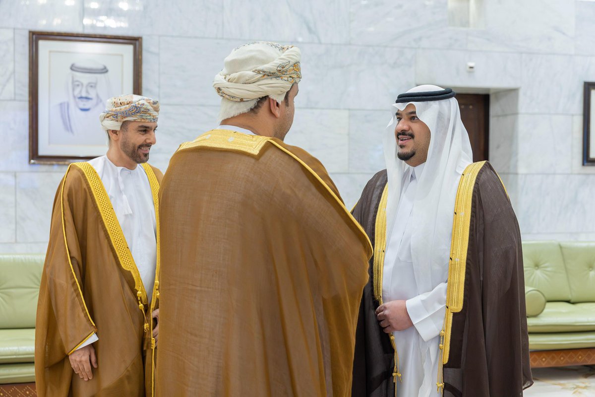 OmanEmbassyKSA's tweet image. التقى سعادة السفير السيد نجيب بن هلال بن سعود البوسعيدي رئيس البعثة بصاحب السمو الملكي الأمير محمد بن عبدالرحمن آل سعود نائب أمير منطقة الرياض.
جرى خلال اللقاء تبادل الأحاديث الودية، واستعراض العلاقات الثنائية بين البلدين الشقيقين.
حضر اللقاء المستشار خالد بن ناصر الحوسني.