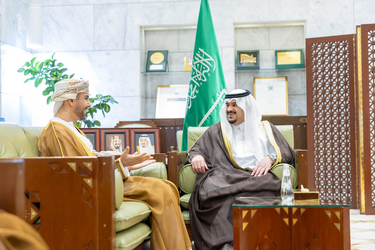 OmanEmbassyKSA's tweet image. التقى سعادة السفير السيد نجيب بن هلال بن سعود البوسعيدي رئيس البعثة بصاحب السمو الملكي الأمير محمد بن عبدالرحمن آل سعود نائب أمير منطقة الرياض.
جرى خلال اللقاء تبادل الأحاديث الودية، واستعراض العلاقات الثنائية بين البلدين الشقيقين.
حضر اللقاء المستشار خالد بن ناصر الحوسني.