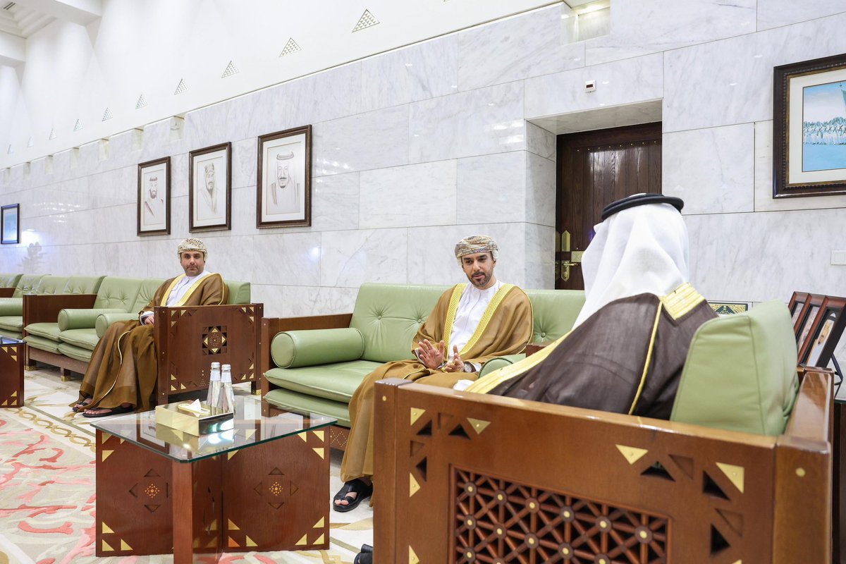 OmanEmbassyKSA's tweet image. التقى سعادة السفير السيد نجيب بن هلال بن سعود البوسعيدي رئيس البعثة بصاحب السمو الملكي الأمير محمد بن عبدالرحمن آل سعود نائب أمير منطقة الرياض.
جرى خلال اللقاء تبادل الأحاديث الودية، واستعراض العلاقات الثنائية بين البلدين الشقيقين.
حضر اللقاء المستشار خالد بن ناصر الحوسني.