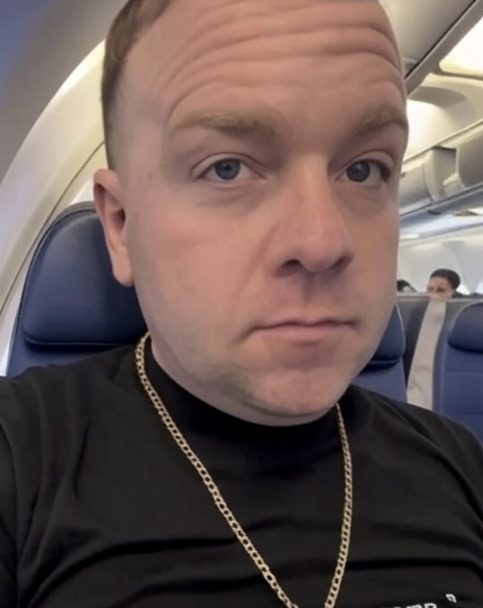 chirpchirptrash's tweet image. 🚨BREAKING🚨
I have been sent this selfie of @JeffNadu on an airplane.
There was never a doubt.