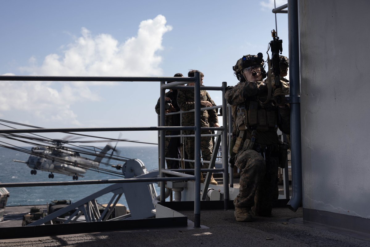 31stMeu's tweet image. 馃搷Coral Sea, June 28, 2025.
U.S. Marines with MRF, 31st MEU, conduct a VBSS training aboard the USS Rushmore (LSD 47).
(@USMC 馃摳 by Cpl. Angel Diaz Montes De Oca)
@USNavy @INDOPACOM @DeptofDefense
#Marines #Deterrence #Lethality #Readiness #Training
