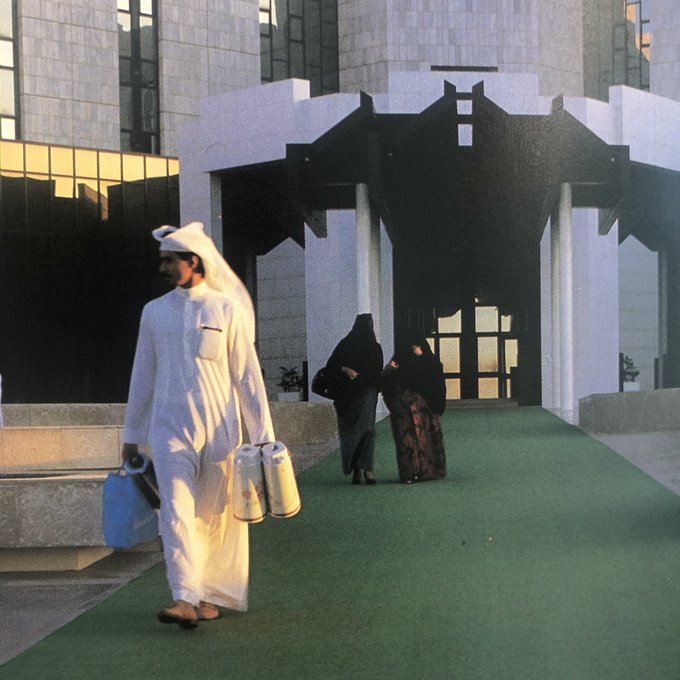 الانتهاء من زيارة مريض في مستشفى  #الرياض عام  ١٤٠٧هـ / ١٩٨٧م
- من يعرف اسم المستشفى