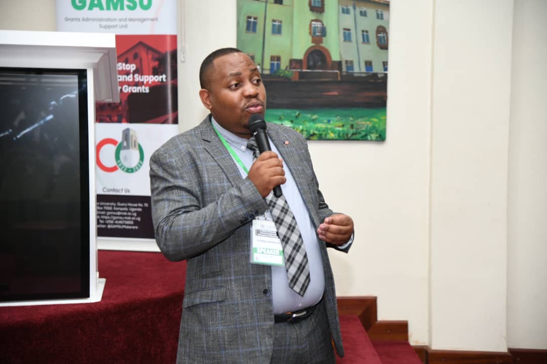 MaKCEES's tweet image. At the E-SMAC G11 workshop, Mordecai Tayebwa stressed that effective #grant writing requires strategic thinking, aligning with funder requirements, complying with institutional & government policies. He underscored the crucial role of Grant Offices. @NIAIDNews @SANNTamusuza