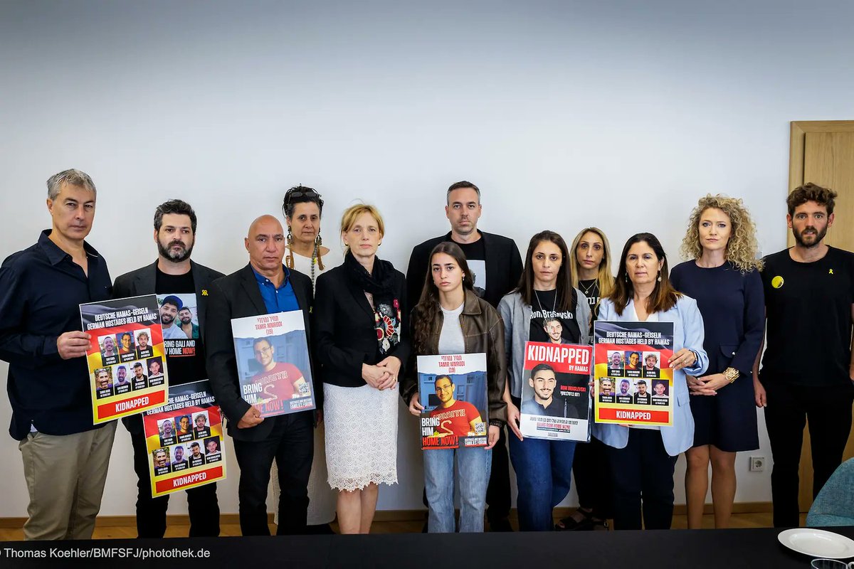 Alon David 🇮🇱 🇩🇪 (@alon_david_) on Twitter photo Bundesfamilienministerin <a href="/PrienKarin/">Karin Prien</a> empfing Angehörige deutscher Geiseln. Noch immer befinden sich 7 Geiseln mit deutscher Staatsbürgerschaft in den Händen der Terroristen in Gaza. Prien zeigte Solidarität. Ein wichtiges Zeichen.#BringThemHome
#AlonDavid Bundesfamilienministerin <a href="/PrienKarin/">Karin Prien</a> empfing Angehörige deutscher Geiseln. Noch immer befinden sich 7 Geiseln mit deutscher Staatsbürgerschaft in den Händen der Terroristen in Gaza. Prien zeigte Solidarität. Ein wichtiges Zeichen.#BringThemHome
#AlonDavid