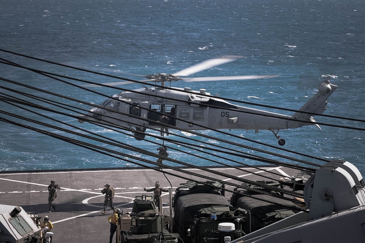 31stMeu's tweet image. 馃搷Coral Sea, June 28, 2025.
U.S. Marines with MRF, 31st MEU, conduct a VBSS training aboard the USS Rushmore (LSD 47).
(@USMC 馃摳 by Cpl. Angel Diaz Montes De Oca)
@USNavy @INDOPACOM @DeptofDefense
#Marines #Deterrence #Lethality #Readiness #Training