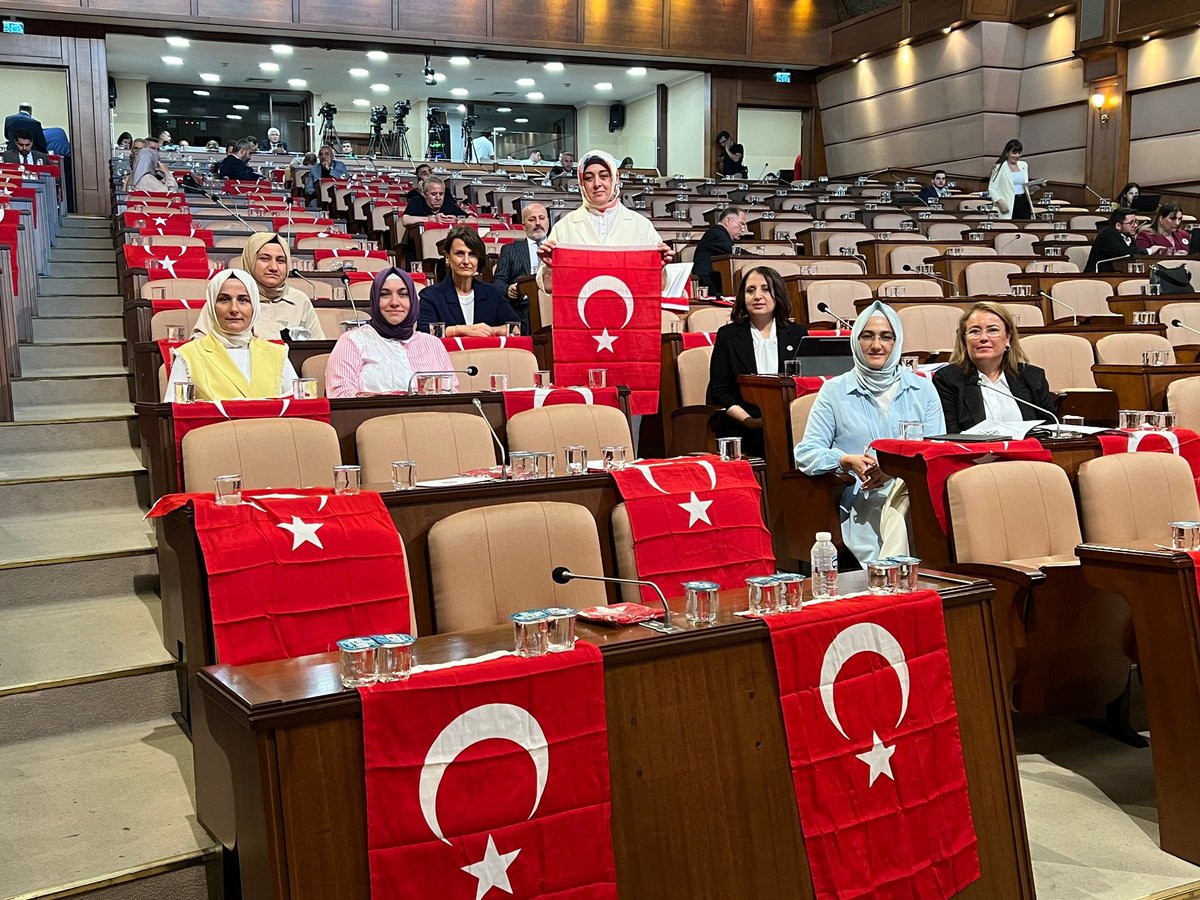 🇹🇷 Şanlı bayrağımızı İstanbul Büyükşehir Belediye Meclisi’nde gururla dalgalandırdık.

Cumhurbaşkanımız Sayın Recep Tayyip Erdoğan’ın çağrısıyla, birlik ve beraberliğimizin sembolü olan ay yıldızlı bayrağımızı her kürsüye, her yüreğe astık.

Biz bu milletin evladı, bu bayrağın