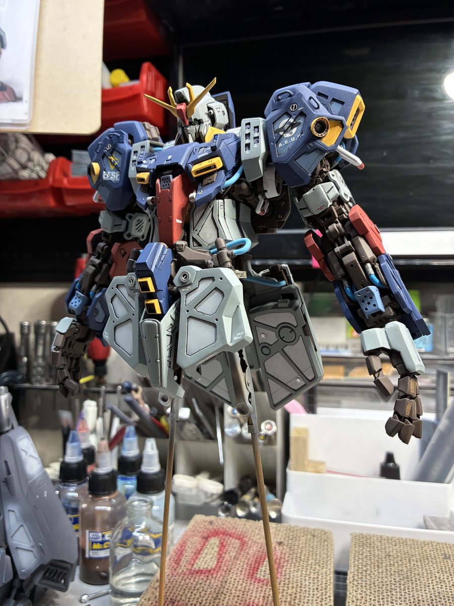 とさしん版 #Zガンダム 制作

腰部
バラして壊れて再構築して追加修正して塗装完了😁
上半身と合わせると…
我ながらカッコいい🤭😆
次は脚かな。
実は脚が一番苦労した所で、バラすことも大変なのです😅
それに太もも延長しろとお達しが😰
たぶん壊れるな😱
#とさしんモデル
<a href="/tosashin1028/">とさしん。⚙️</a>