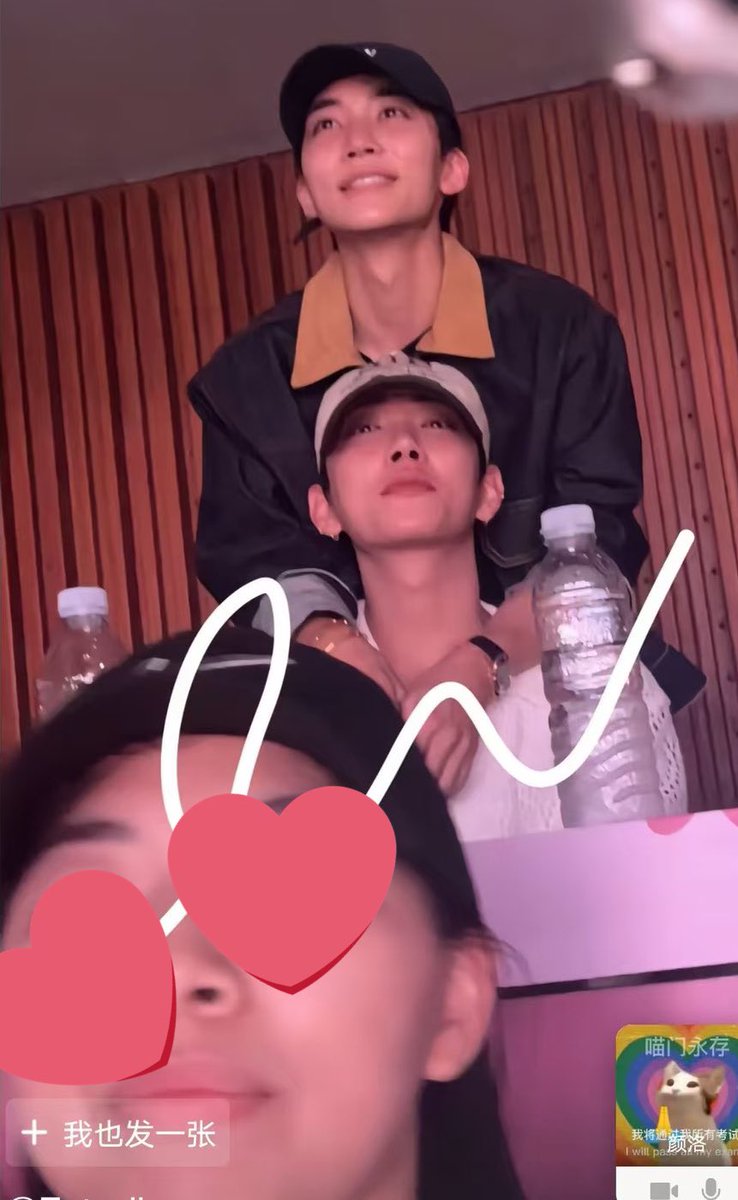 shuasjeong's tweet photo. op is clever i would do the same i need selca with jihan like a fcking thirdwheel thats in my bucketlist https://t.co/mpPToScyuM