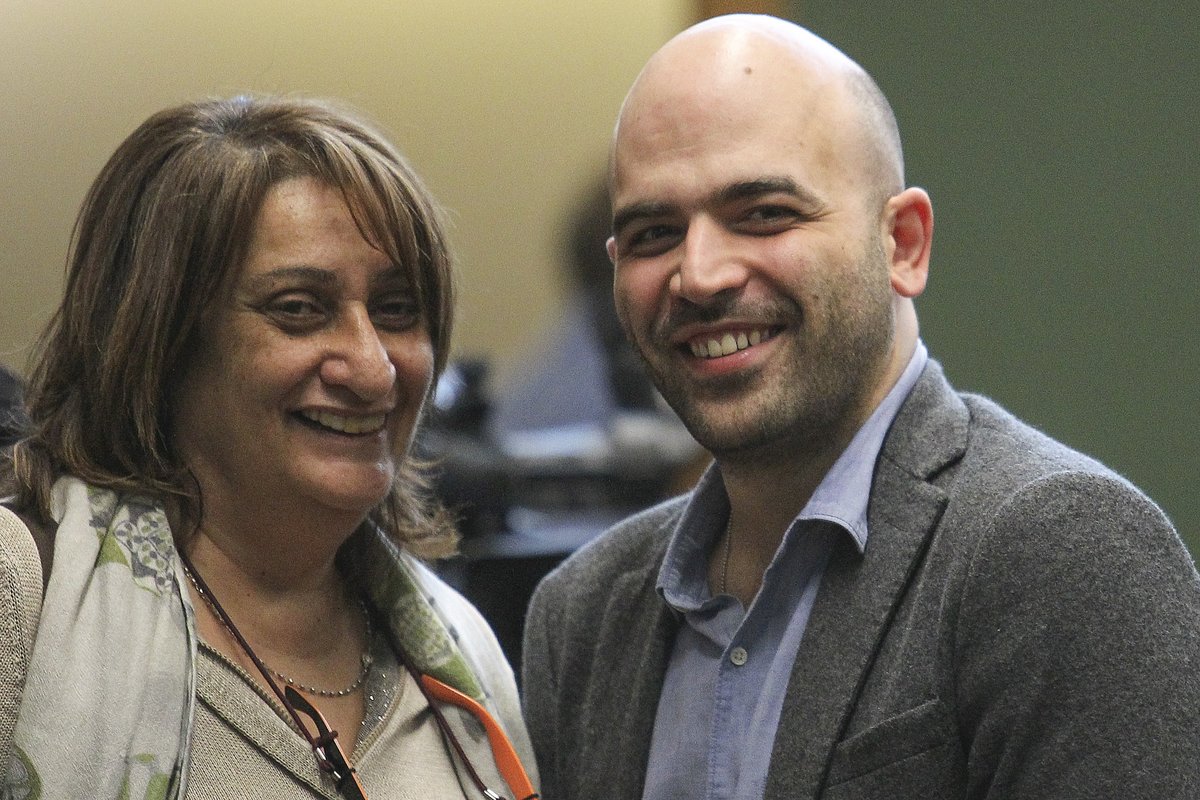 Ciro Pellegrino (@ciropellegrino) on Twitter photo Un abbraccio a <a href="/RosCapacchione/">Rosaria Capacchione</a> e <a href="/robertosaviano/">Roberto Saviano</a> . È arrivata la condanna in Appello al boss Bidognetti e all'avvocato Santonastaso per quell'editto in Aula (del 2008!) che stravolse le loro esistenza: scorta, vita blindata. La sentenza non cambia di una virgola le loro vite. Un abbraccio a <a href="/RosCapacchione/">Rosaria Capacchione</a> e <a href="/robertosaviano/">Roberto Saviano</a> . È arrivata la condanna in Appello al boss Bidognetti e all'avvocato Santonastaso per quell'editto in Aula (del 2008!) che stravolse le loro esistenza: scorta, vita blindata. La sentenza non cambia di una virgola le loro vite.